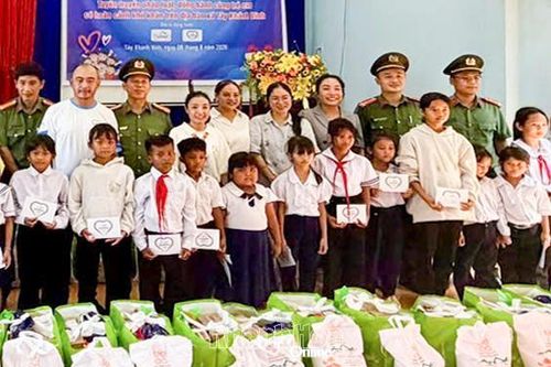 Tuyên truyền pháp luật, tặng 90 suất quà cho học sinh xã Tây Khánh Vĩnh