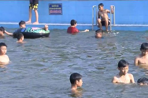 Biến ao làng thành bể bơi, giải nhiệt mùa hè