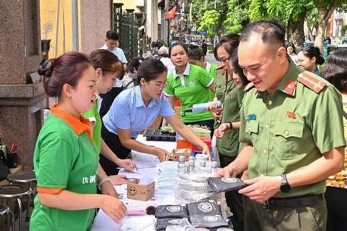 Lan tỏa lối sống xanh từ ngày hội đổi rác lấy quà