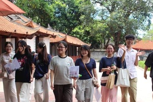 Sĩ tử xin chữ cầu may, háo hức nhận 'xoài Đăng khoa' tại Văn Miếu - Quốc Tử Giám