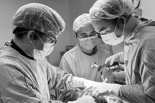 Từ ngồi xe lăn đến đạp xe đưa con đi học, hành trình hồi sinh của bệnh nhân ung thư phổi giai đoạn cuối