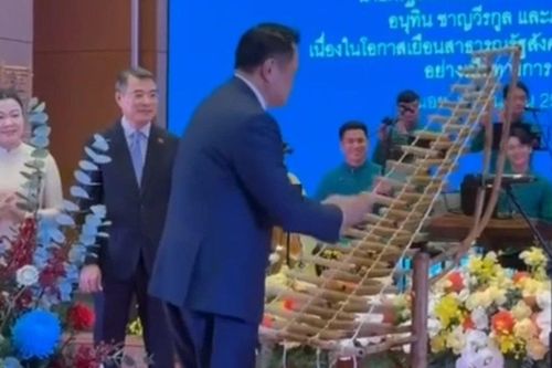 Thủ tướng Thái Lan Anutin Charnvirakul gây bất ngờ khi biểu diễn đàn T'rưng tại Hà Nội