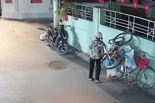 Dựng xe đạp trước cửa, chủ nhà sốc khi cô đồng nát 'tiện tay nhặt'