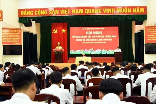Thủ trưởng Bộ Tư lệnh Vùng Cảnh sát biển 3 đối thoại dân chủ với cán bộ, chiến sĩ