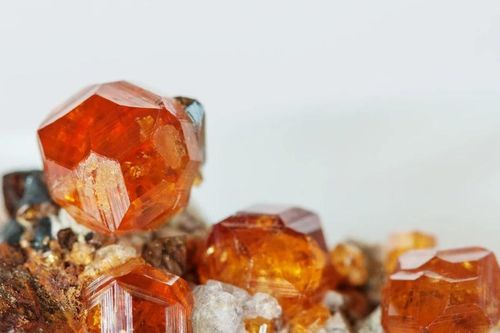 Khoáng vật màu lửa 'phát sáng từ bên trong' khiến giới sưu tầm phát cuồng