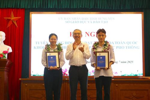 Thủ khoa tổ hợp A00 Kỳ thi tốt nghiệp THPT năm 2025 mách nước sĩ tử