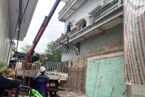 Vụ xịt nước vào thợ xây ở Hà Nội: Tháo dỡ phần ban công lấn chiếm