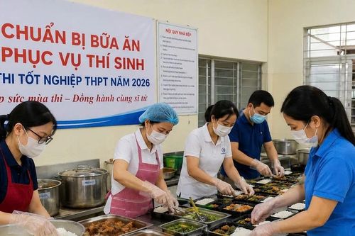 Thầy cô Hà Nội nấu cơm miễn phí cho thí sinh thi tốt nghiệp THPT
