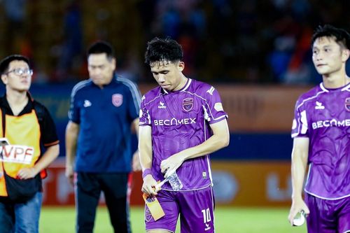 Có một ngày V-League chia nửa buồn, vui
