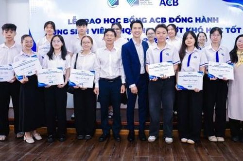 100 suất học bổng tiếp sức sinh viên vượt khó đến giảng đường
