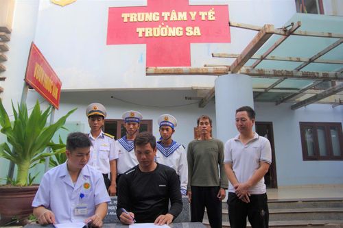 Bệnh nhân bị viêm loét dạ dày được Bệnh xá đảo Trường Sa cho xuất viện