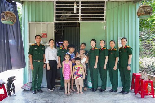 Bộ Tư lệnh TP Hồ Chí Minh thăm con quân nhân mắc bệnh hiểm nghèo