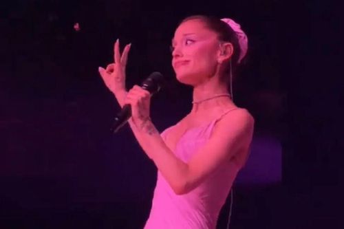 Ariana Grande gây sốt khi 'cà khịa' cuộc hôn nhân đổ vỡ ngay trên sân khấu