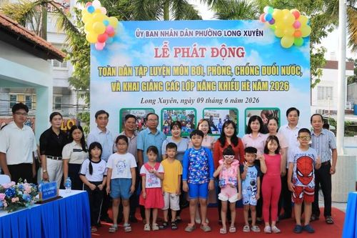 Phường Long Xuyên phát động tập luyện môn bơi, phòng chống đuối nước
