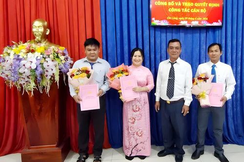 Trao quyết định điều động, bổ nhiệm 11 cán bộ phường Chi Lăng