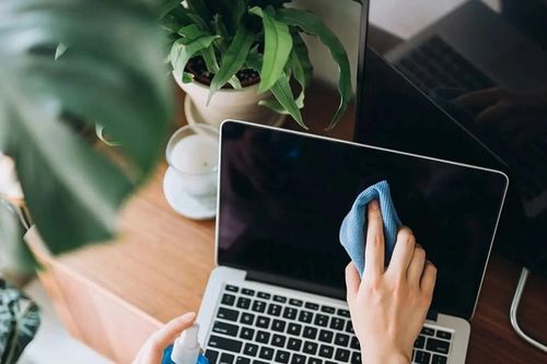 Có nên dùng nước lau kính để vệ sinh màn hình máy tính, điện thoại?