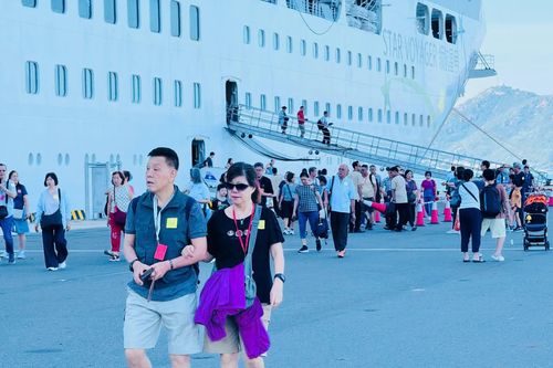 Tàu du lịch biển Star Voyager đưa 1.300 du khách đến Khánh Hòa
