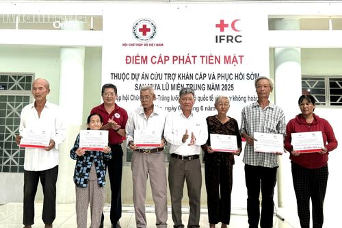 Hội Chữ thập đỏ tỉnh cấp phát tiền hỗ trợ cho 242 hộ dân phường Ninh Hòa bị ảnh hưởng bởi mưa lũ