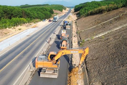 Mặt bằng chậm, vật liệu thiếu đẩy lùi tiến độ 5 dự án giao thông lớn