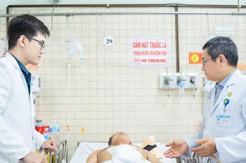 Nỗ lực cứu sống nạn nhân bị thương nặng trong vụ tai nạn trên cao tốc