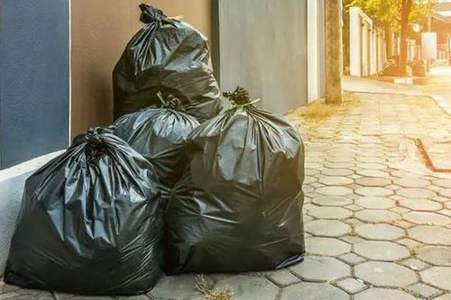 Bí ẩn túi quần áo cũ vứt xó biệt thự: Cảnh sát vào cuộc khẩn cấp khi thấy thứ bên trong