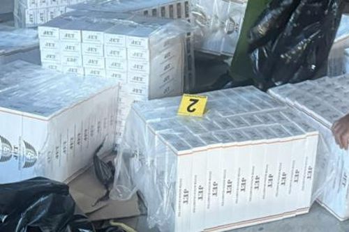 Bắt hai đối tượng chở thuốc lá lậu lao xe bán tải vào tổ công tác khiến cán bộ công an trọng thương