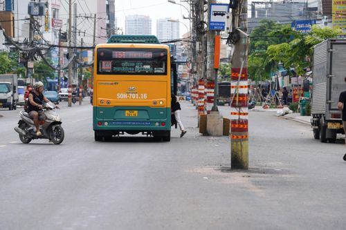 Cận cảnh loạt cột điện án ngữ giữa dự án nghìn tỷ ở cửa ngõ TP.HCM