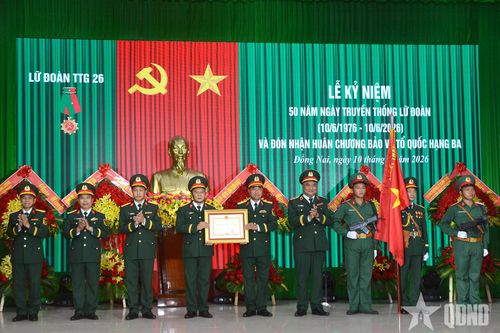 Lữ đoàn Tăng thiết giáp 26 đón nhận Huân chương Bảo vệ Tổ quốc hạng Ba