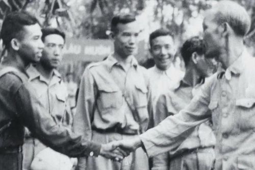 Nhà báo Từ Giấy: Giáo sư Y học - Ngòi bút xuất sắc của quân đội