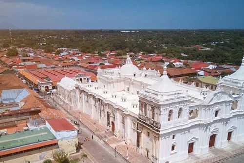 Nhà thờ trắng như tuyết giữa Trung Mỹ và bí mật nằm trên mái vòm