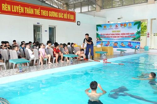 Huế mở lớp dạy bơi miễn phí cho trẻ em