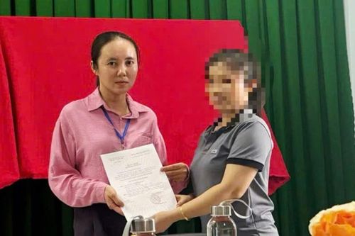 Hy hữu: Cô giáo nhận quyết định đảng viên chính thức sau 5 năm ban hành