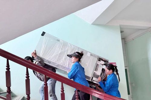 Đoàn viên, thanh niên 'đội nắng' hỗ trợ người dân di dời tài sản 'nhường chỗ' cho sân bay Gia Bình