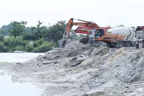 Doanh nghiệp sản xuất bê tông đổ trái phép hơn 400 tấn chất thải ra môi trường