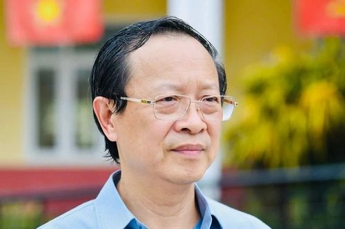 Thứ trưởng thường trực Bộ GD&ĐT Phạm Ngọc Thưởng căn dặn các em học sinh trước giờ thi tốt nghiệp THPT