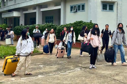 Hành trình băng rừng, vượt quãng đường 60km đến điểm thi tốt nghiệp THPT
