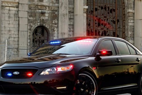 Chủ xe Ford ngụy trang thành xe cảnh sát để chạy quá tốc độ