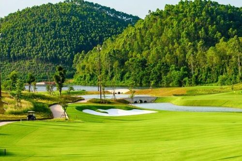 Hạ chức trưởng phòng ở Phú Thọ đi đánh golf trong giờ hành chính