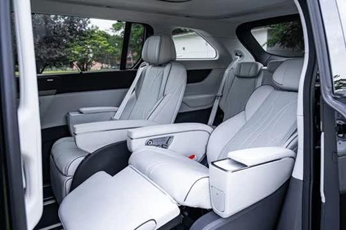 'Chuyên cơ mặt đất' mạnh 503 mã lực, trang bị tối tân, giá hơn 1,8 tỷ đồng, so kè cùng Toyota Alphard