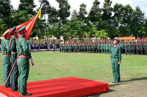 Thiếu tướng Huỳnh Văn Ngon, Phó Chính ủy Quân khu 9 dự lễ tuyên thệ chiến sĩ mới tại Trung đoàn 892