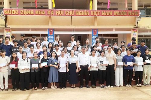Chư Sê tặng 136 suất quà cho thí sinh có hoàn cảnh khó khăn