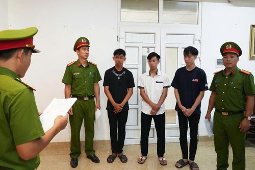Lái mô tô bốc đầu trên quốc lộ 49B, 3 thiếu niên ở Huế bị khởi tố