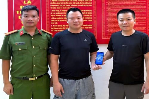 Hỗ trợ người dân nhận lại 300 triệu đồng chuyển khoản nhầm