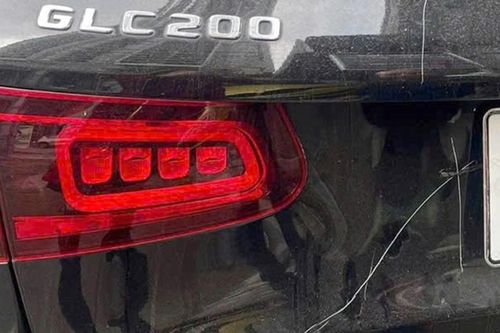 Đề nghị truy tố người phụ nữ đập phá, cào xước xe Mercedes GLC 200 ở Hà Nội