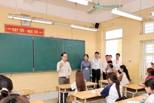 Bộ trưởng Hoàng Minh Sơn thị sát phòng thi tốt nghiệp THPT 2026