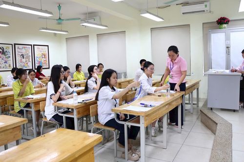 Chiều nay, thí sinh làm thủ tục dự thi tốt nghiệp THPT năm 2026