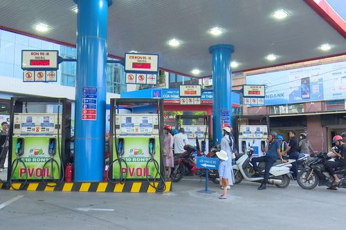 Người tiêu dùng đón nhận xăng E10 ngày một tích cực