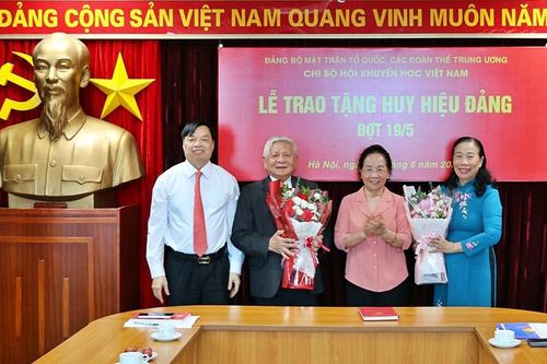 Chi bộ Hội Khuyến học Việt Nam trao tặng Huy hiệu 65 năm và 45 năm tuổi Đảng
