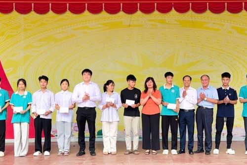 Phường Thục Phán tặng quà, động viên học sinh có hoàn cảnh khó khăn tham gia Kỳ thi tốt nghiệp THPT năm 2026