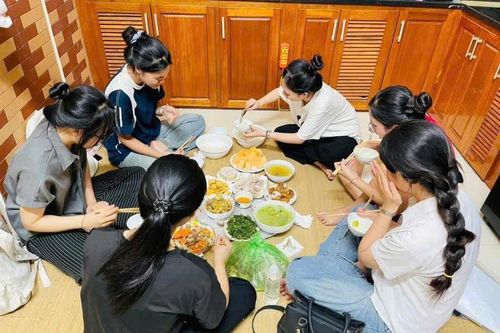 Người phụ nữ Hà Nội nấu cơm, mở cửa đón hơn 70 sĩ tử và phụ huynh ở miễn phí